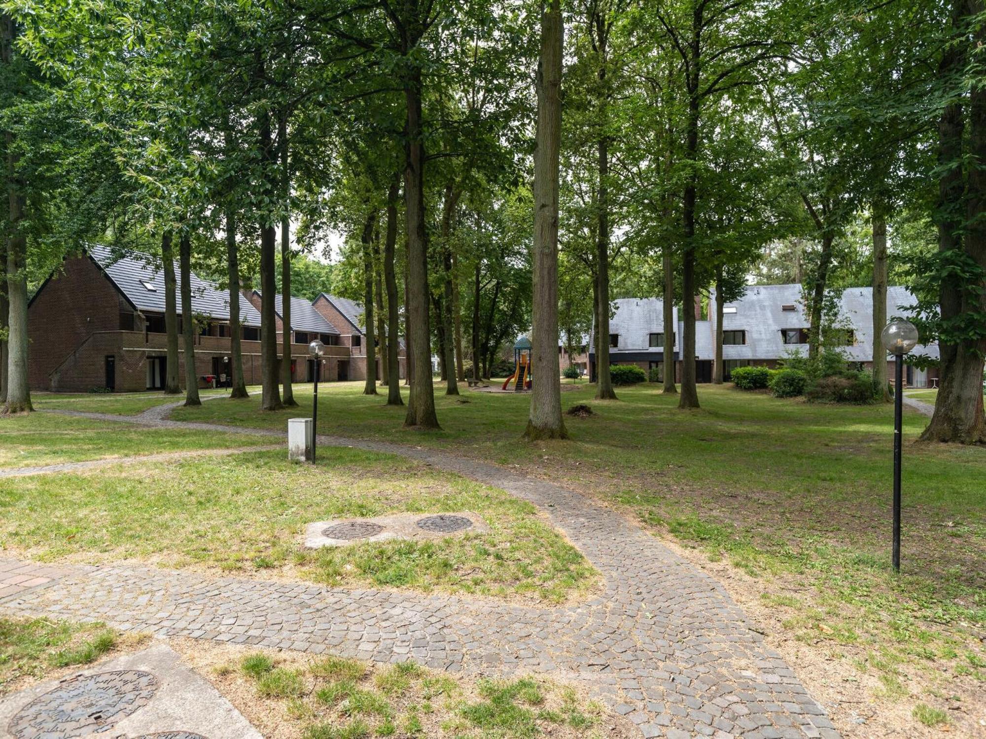 Snug Apartment In Houthalen Oost With Heated Pool เกงค์ ภายนอก รูปภาพ